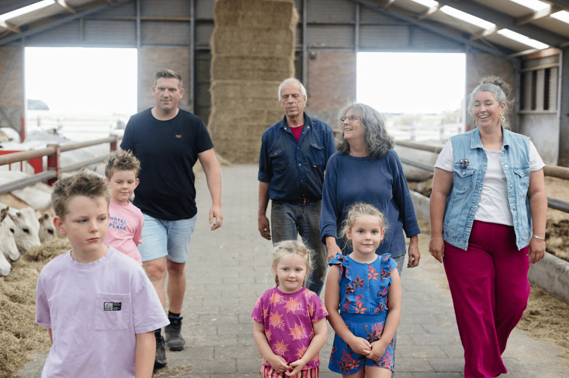 De familie Dros-van Sambeek met de kinderen in de stal bij de koeien
