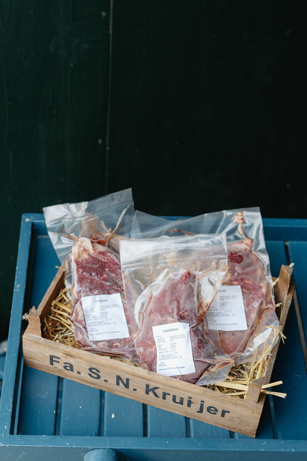 Vleespakket met entrecote, kogelbiefstuk en rib-eye in een houten krat