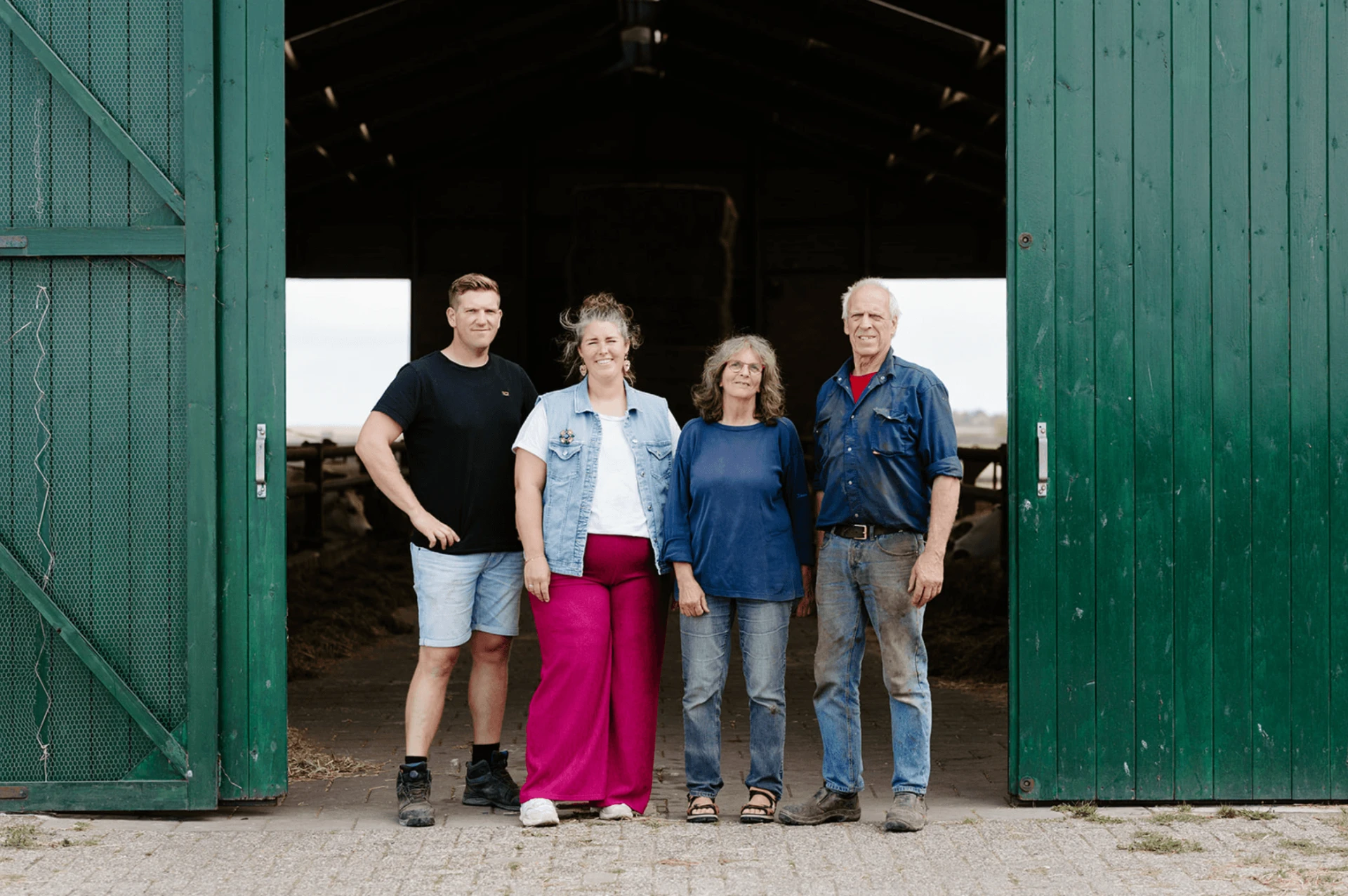 Sijb, Kim, Frieda en Werner Dros in de groene staldeur van de boerderij